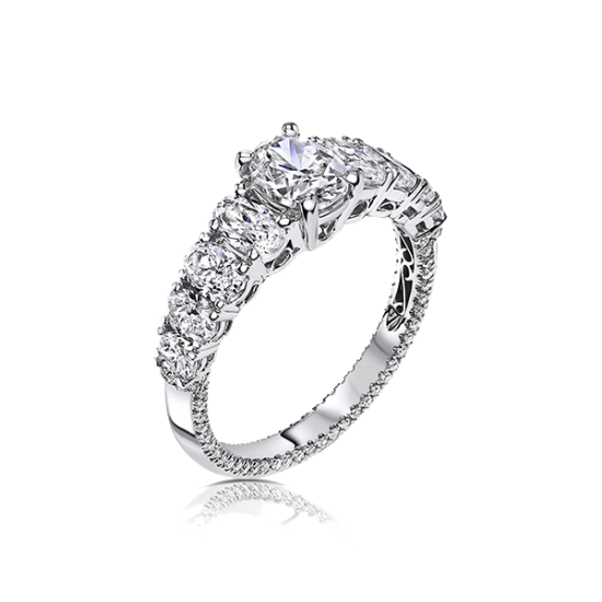 טבעת יהלום משובצת ביהלומים מדורגים בגודל בזהב לבן