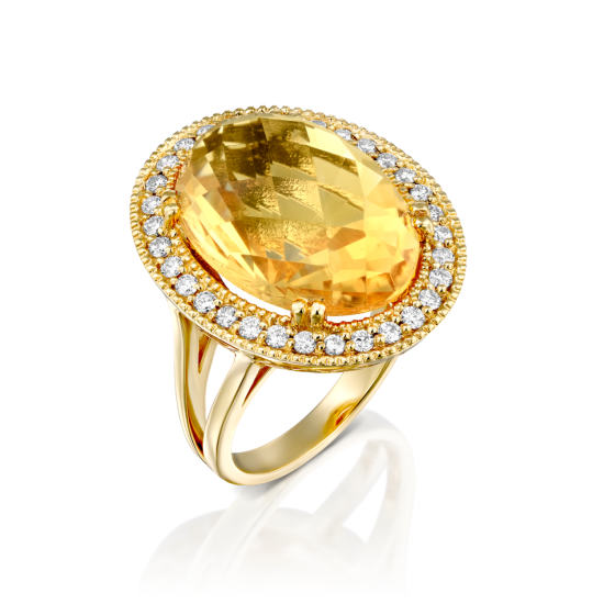 טבעת זהב צהוב משובץ בסיטרין צהוב כאבן מרכזית מוקף בשורת יהלומים