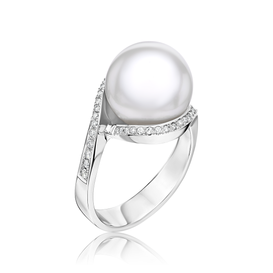 טבעת פנינה לבנה בזהב לבן עם חישוק משובץ ביהלומים