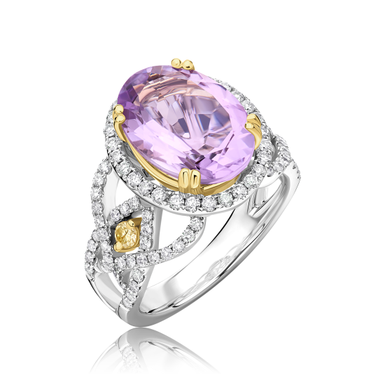 טבעת אמטיסט מוקף בשורת יהלומים עם חישוק טבעת מעוצב ומשובץ יהלומים