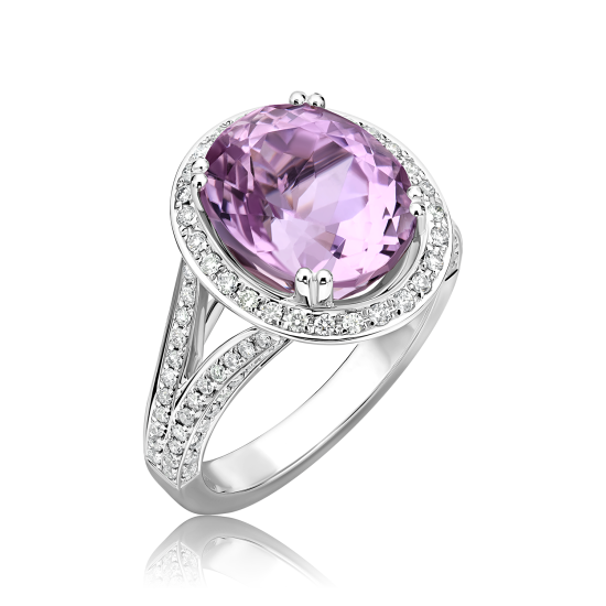 טבעת יהלומים משובצת באבן חן סגולה עם חישוק טבעת מעוצב משובץ יהלומים