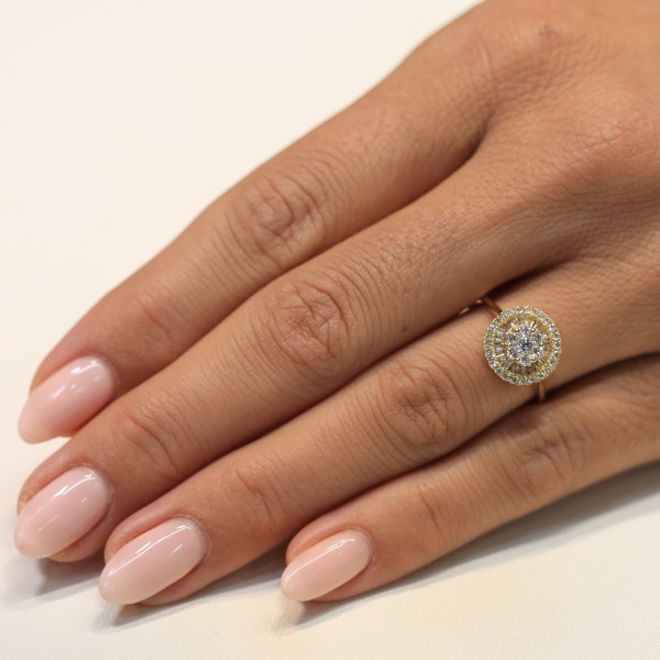 טבעת אירוסין יהלומים וזהב צהוב עם יהלומים בשני סוגי ליטוש על יד של דוגמנית
