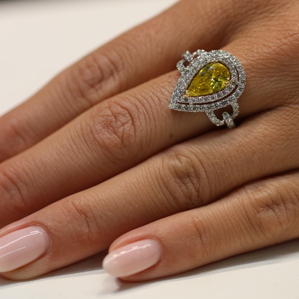 טבעת יהלום צהוב בליטוש טיפה מוקץ בשתי שורות של יהלומים לבנים עם חישוק טבעת מעוצב ומשובץ ביהלומים