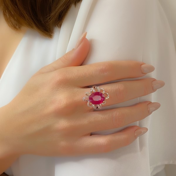 טבעת רובי אובל עם קישוט יהלומים בדוגמת פרח בזהב לבן