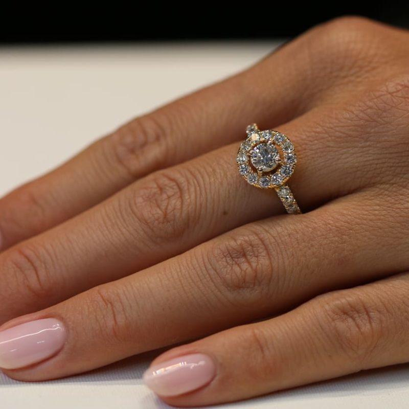 טבעת אירוסין יהלום מרכזי עם הילה, זהב לבן חישוק משובץ ביהלומים