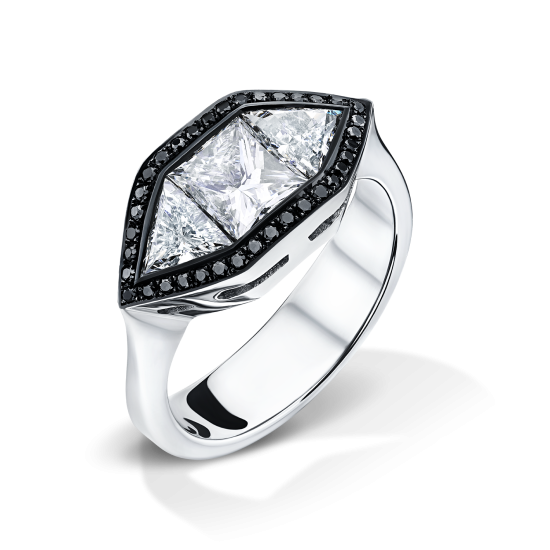 טבעת יהלומים שחורים עם יהלום בליטוש פרינסס מרובע ושני יהלומים משולשים במרכז