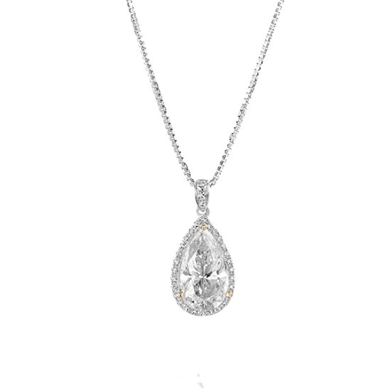 תליון יהלום לבן בצורת טיפה מוקף בשורה של יהלומים קטנים בזהב לבן