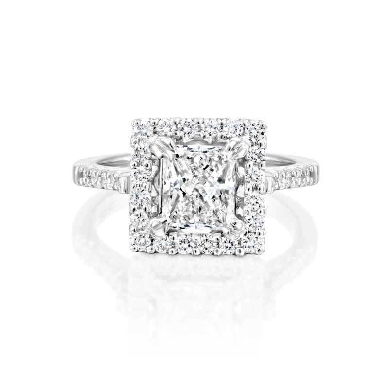 טבעת אירוסין זהב לבן עם יהלום מרובע בליטוש פרינסס מוקף בשורה של יהלומים עם חישוק טבעת משובץ ביהלומים