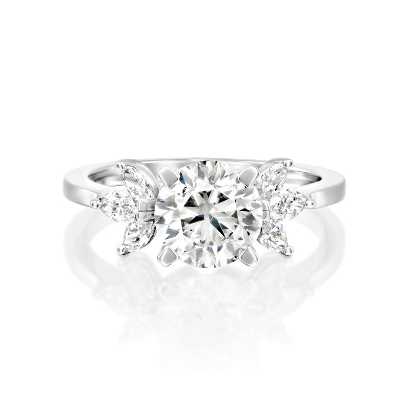 טבעת אירוסין זהב לבן יהלום סוליטר עם שלושה יהלומים בליטוש מרקיזה צדדים מבט על