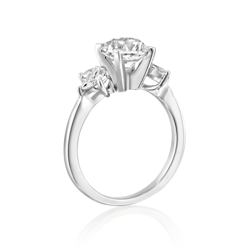 טבעת אירוסין זהב לבן יהלום סוליטר עם יהלומים בצדדים מבט צד