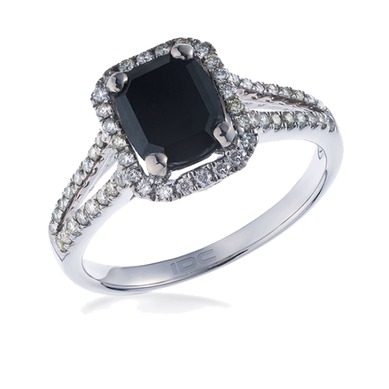 טבעת יהלום שחור מרובע מוקף בשורה של יהלומים לבנים