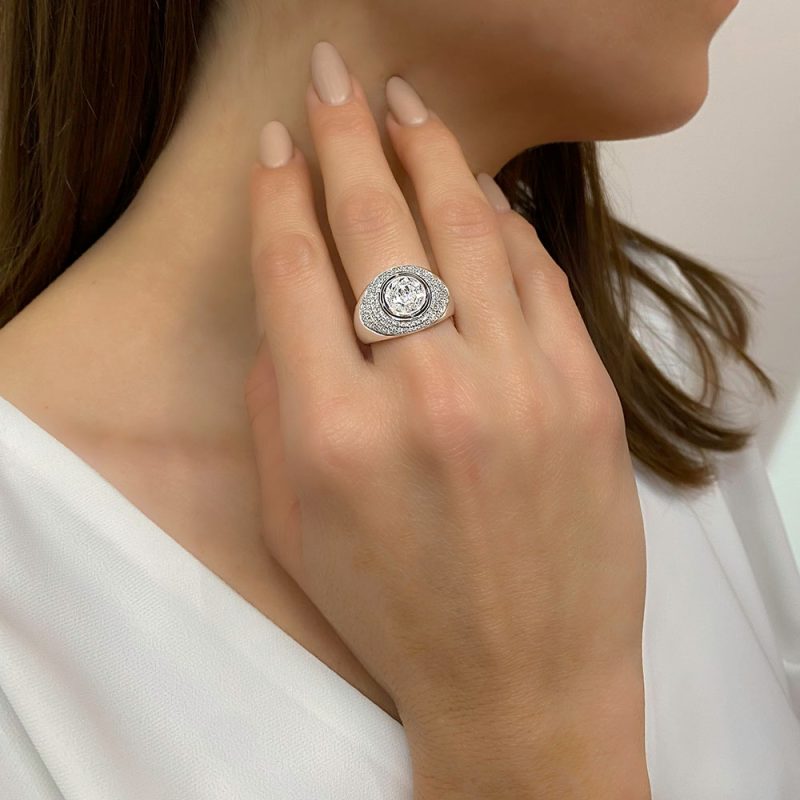 בחורה עונדת טבעת יהלום מרשימה משובצת בשפע יהלומים