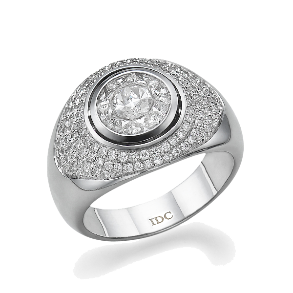 טבעת יהלומים עם יהלום מרכזי עגול גדול וסביבו יהלומים קטנים