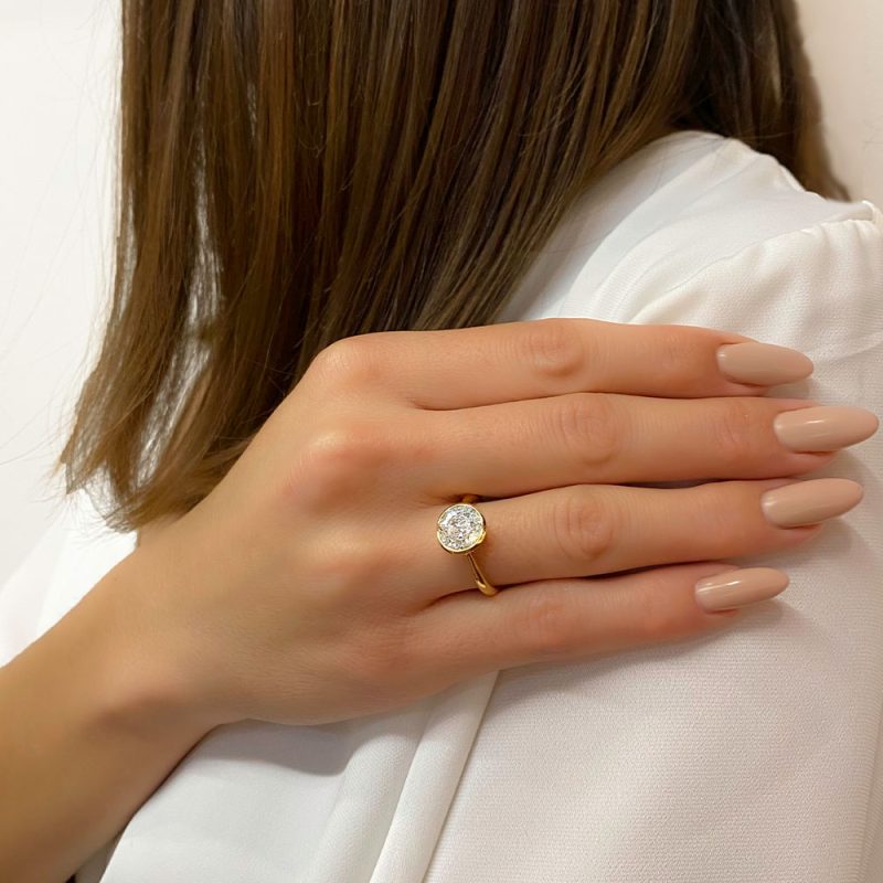 בחורה עונדת טבעת אירוסין זהב צהוב ויהלומים בשיבוץ מיוחד