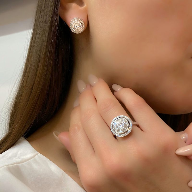 בחורה עונדת סט תכשיטים עגיל טבעת באותו עיצוב זהב ויהלומים