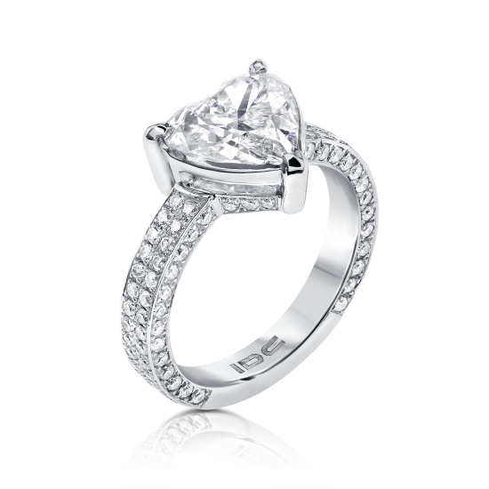 טבעת אירוסין יהלום לב בזהב לבן עם חישוק טבעת משובץ ביהלומים