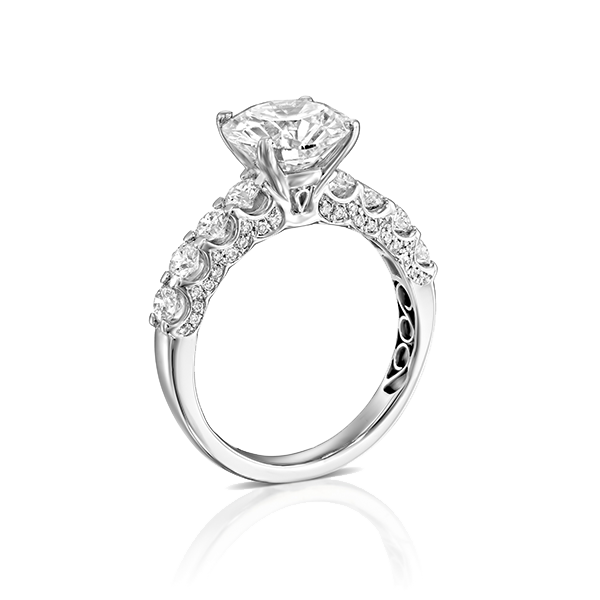 טבעת אירוסין זהב לבן ויהלום סוליטר עם חישוק טבעת משובץ ביהלומים