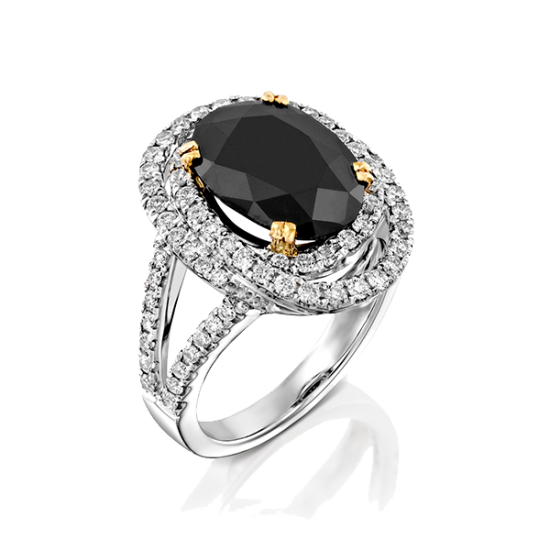טבעת יהלום שחור גדול מוקף בשתי טבעות משובצות יהלומים לבנים