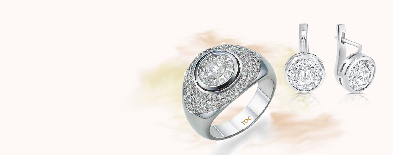 טבעת זהב לבן ויהלומים וזוג עגילי חישוק בזהב לבן משובצים יהלומים