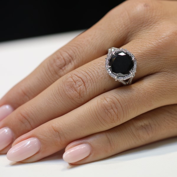טבעת יהלום שחור עגול מוקף בשורת יהלומים לבנים בזהב לבן