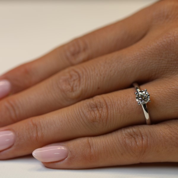 טבעת אירוסין עם יהלום סוליטר בזהב לבן