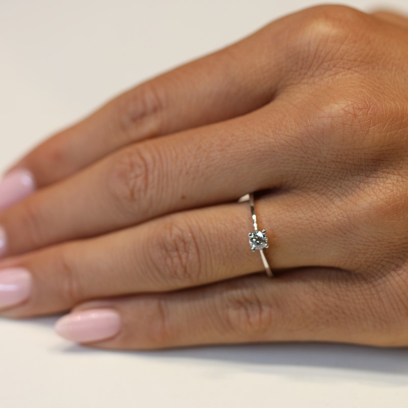 טבעת אירוסין יהלום סוליטר בזהב לבן