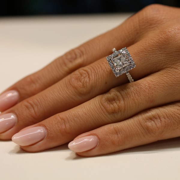טבעת אירוסין יהלום בליטוש פרינסס מרובע מוקף שורה של יהלומים