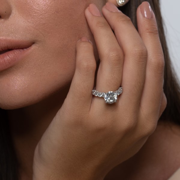 טבעת אירוסין זהב לבן יהלום מרכזי וחישוק טבעת משובץ ביהלומים