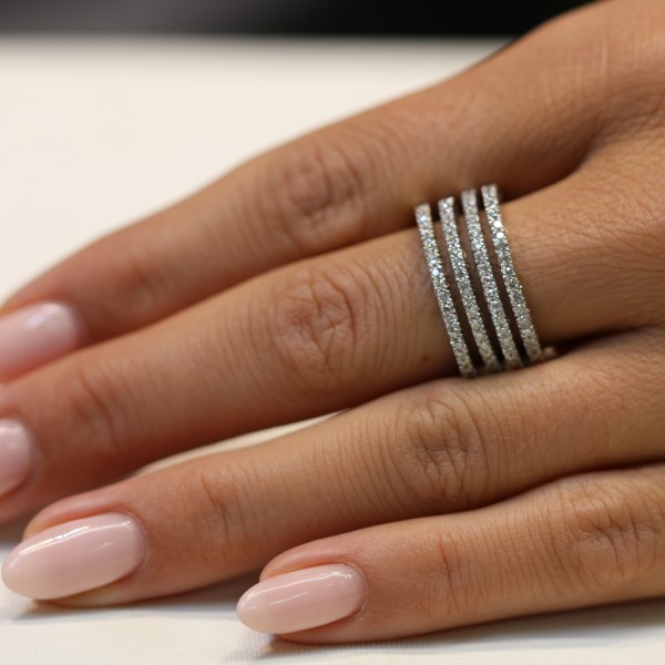 טבעות איטרניטי יהלומים בזהב לבן ארבע טבעות על אצבע של דוגמנית