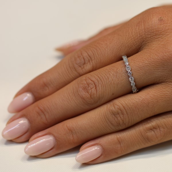 טבעת איטרניטי יהלומים וזהב לבן יהלומים בשני סוגי ליטוש