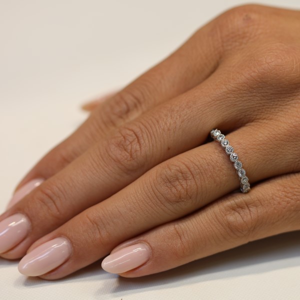 טבעת איטרניטי יהלומים וזהב לבן בדוגמת עיגולים