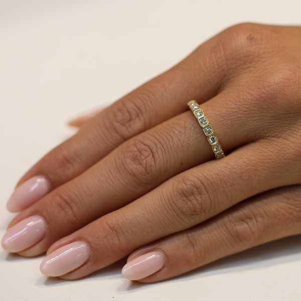 טבעת איטרניטי יהלומים וזהב צהוב בדוגמת ריבועים