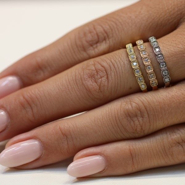 שלוש טבעת איטרניטי יהלומים בדוגמת ריבועים בשלושה צבעי זהב, לבן, צהוב וורוד