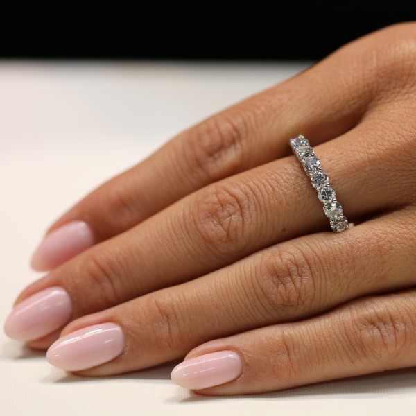 טבעת יהלומים איטרניטי יהלומים וזהב לבן