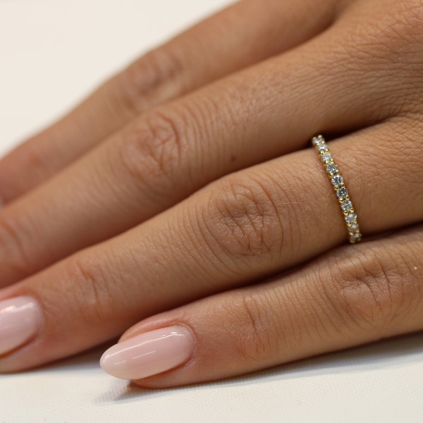 טבעת איטרניטי בזהב צהוב עם יהלומים עגולים