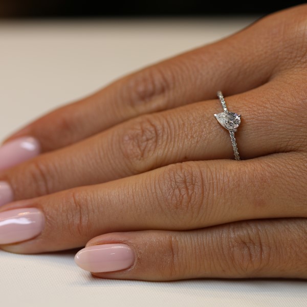 טבעת אירוסין עם יהלום בליטוש טיפה בזהב לבן עם חישוק טבעת משובץ ביהלומים