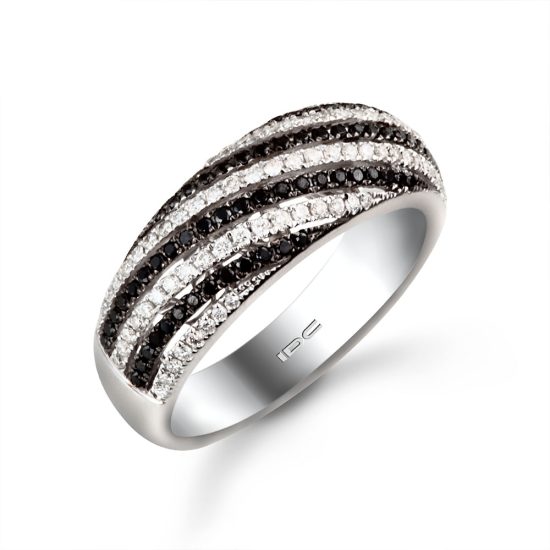 טבעת יהלומים שחורים ולבנים בפסים אלכסוניים בזהב לבן