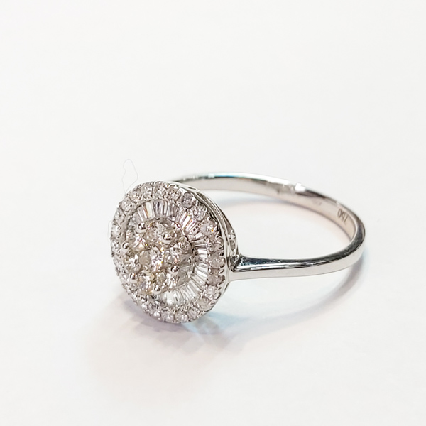 טבעת יהלומים בשני סוגי ליטוש עגול וטרפז עם חישוק טבעת בזהב לבן