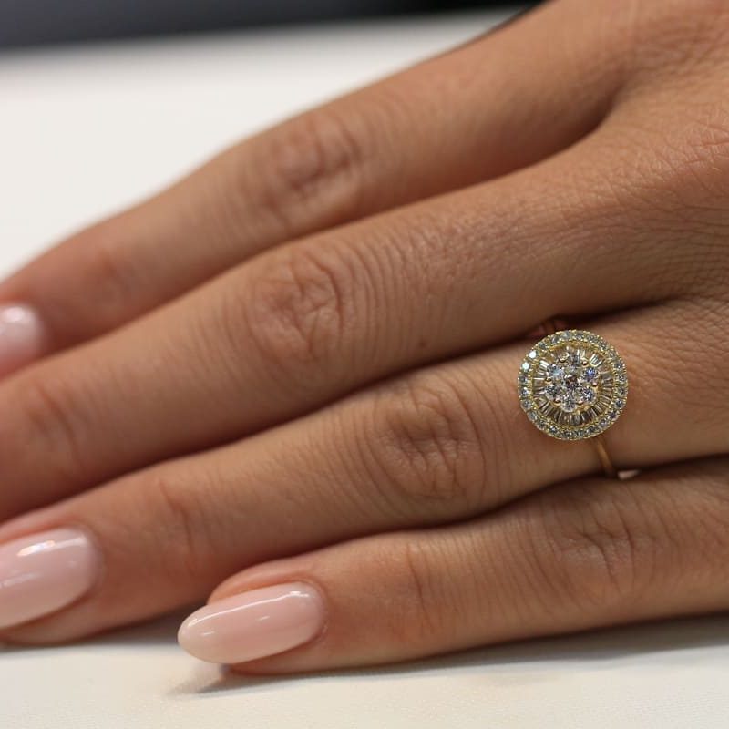 טבעת אירוסין יהלום מרכזי מוקף בטבעת יהלומים בזהב לבן