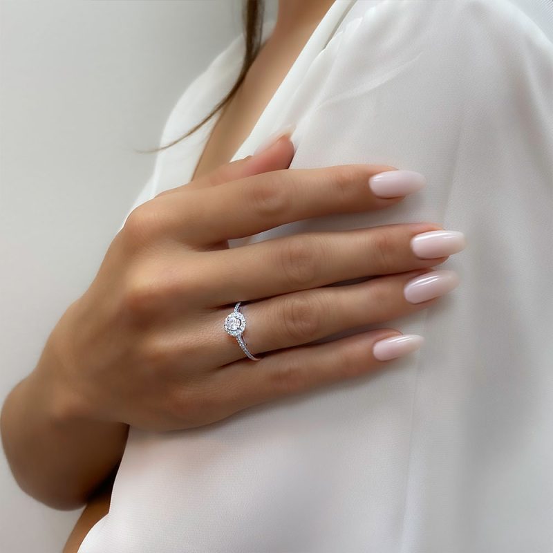 טבעת אירוסין בדוגמת עיגול עם חישוק טבעת משובץ יהלומים