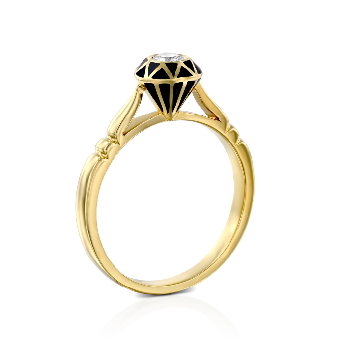 טבעת מעוצבת לדוגמת יהלום בזהב ואמייל שחור משובצת ביהלום וזהב צהוב