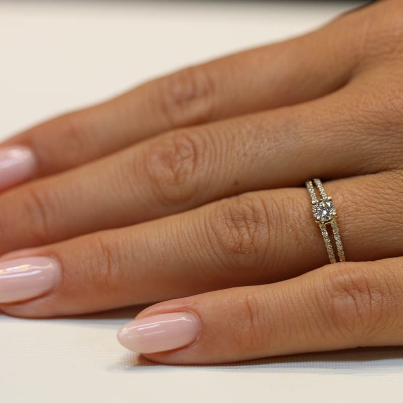 טבעת אירוסין יהלום סוליטר עם חישוק כפול משובץ יהלומים