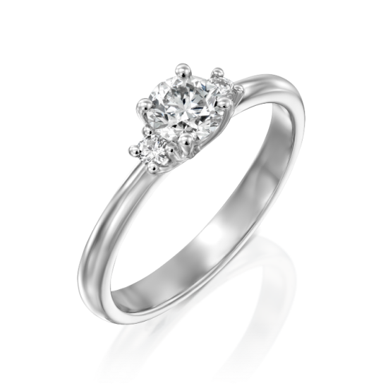 טבעת אירוסין יהלום סוליטר ושני יהלומים קטנים משני הדדדים זהב לבן