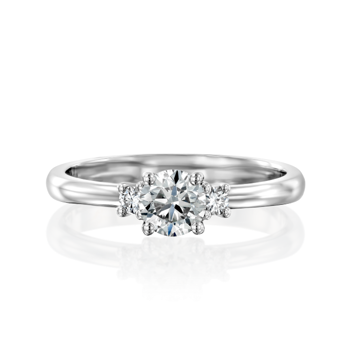 טבעת אירוסין יהלום סוליטר ושני יהלומים קטנים משני הדדדים זהב לבן