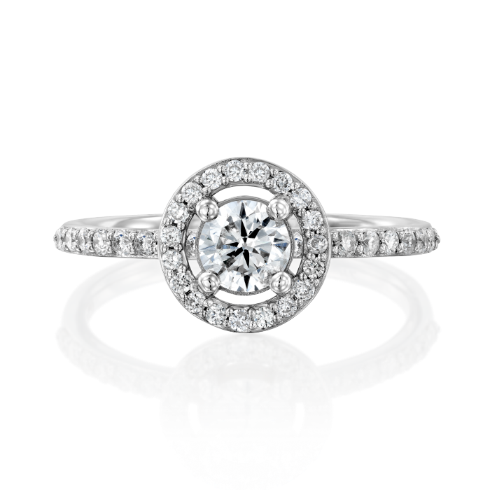 טבעת יהלום מוקף הילה של יהלומים עם חישוק טבעת משובץ יהלומים