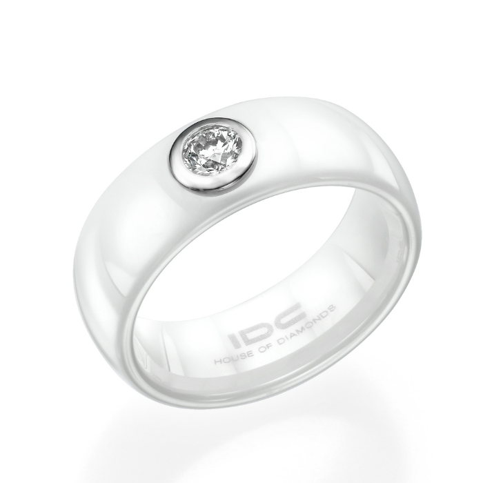 טבעת קרמיקה בצבע לבן משובצת ביהלום