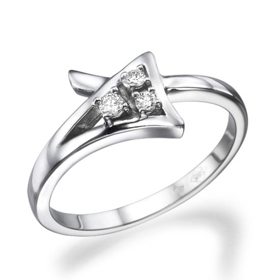 טבעת שלושה יהלומים במסגרת משולש בזהב לבן