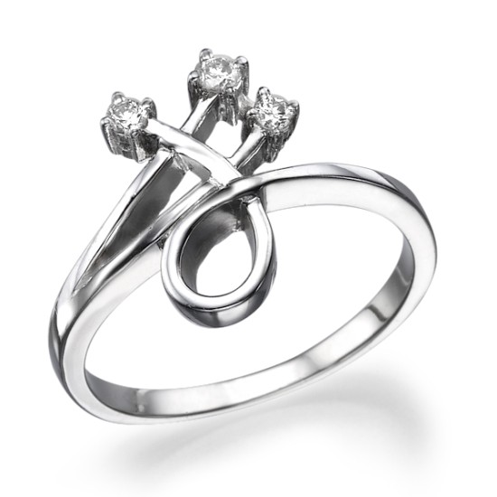 טבעת זהב לבן ושלושה יהלומים בעיצוב חופשי