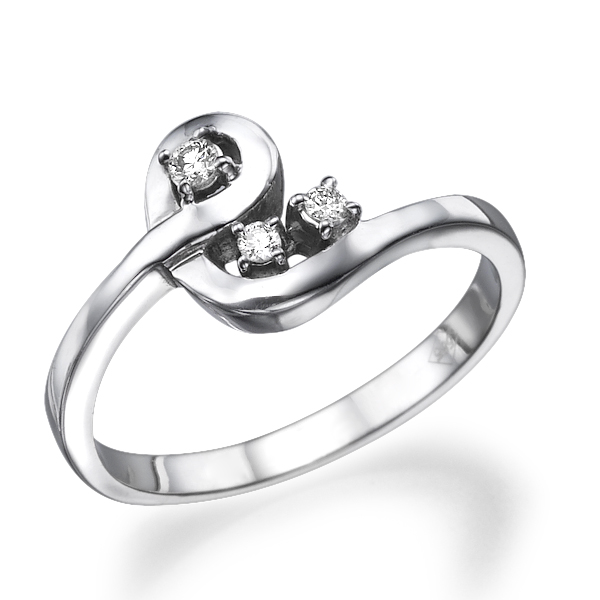 טבעת זהב לבן עם שלושה יהלומים בעיצוב מיוחד