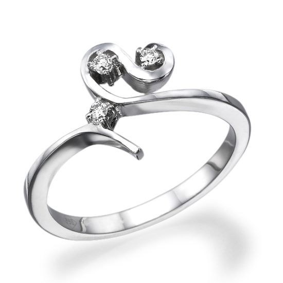 טבעת זהב לבן שלושה יהלומים בעיצוב מודרני
